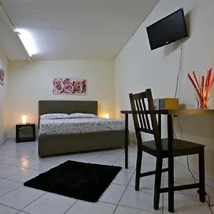 https://a-casa-di-claudio.taorminaitalyhotels.com